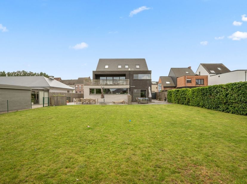 Deze ruime woning met een bewoonbare oppervlakte van maar liefst 468 m² is gelegen op een perceel van 919 m² in de Molenstraat te Sint-Katelijne-Waver