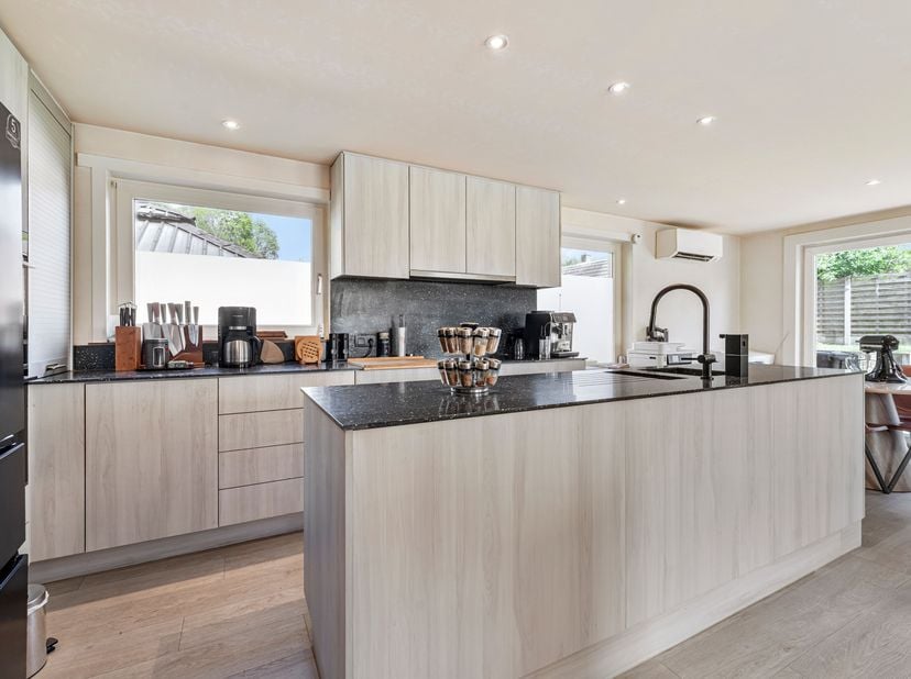 Deze open bebouwing is volledig gerenoveerd en uitermate rustig gelegen in de groene omgeving van de Nonnebossen. Deze instapklare woning is  voorzien