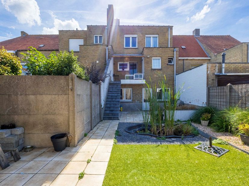 Deze knappe en instapklare bel-etagewoning geniet van een bijzonder aangename ligging in het centrum van Heist. De woning bevindt zich in een rustige