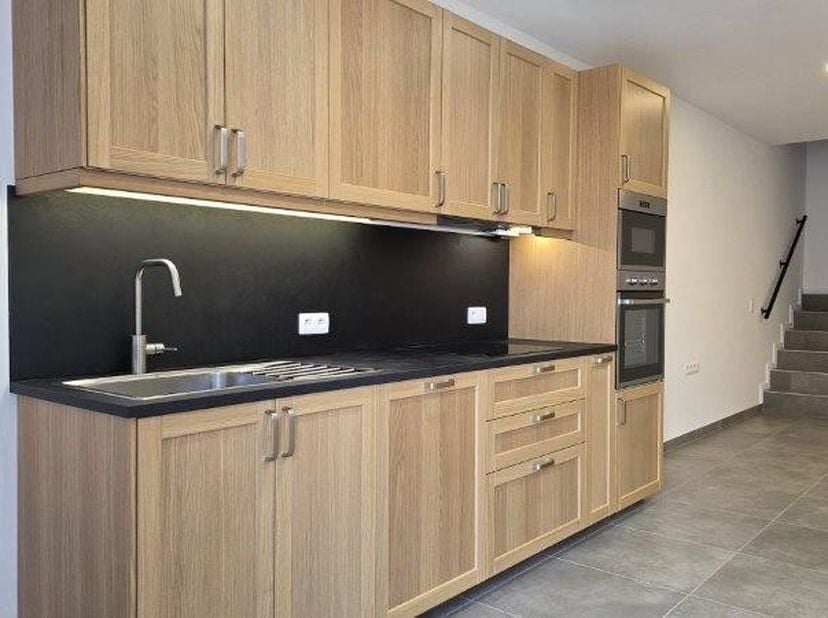 Charmante gerenoveerde woning (+-140m²), gelegen nabij het stadcentrum.<br />
<br />
Indeling van deze woonst : (2 slaapkamers, 1 badkamer)<br />
Geli