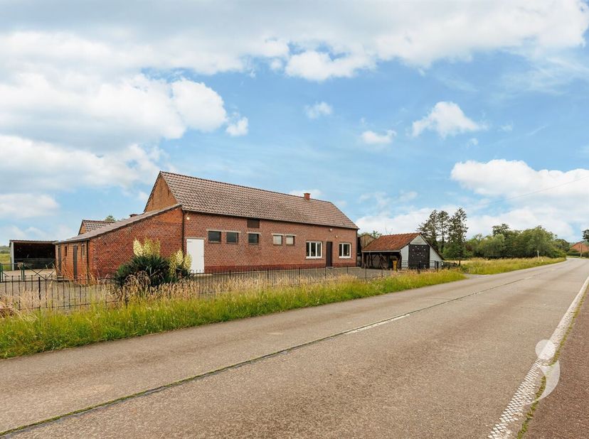 Rêvez-vous d'un projet de rénovation dans un emplacement exceptionnel ? Cette authentique ferme à Rijmenam est située sur un magnifique terrain orient