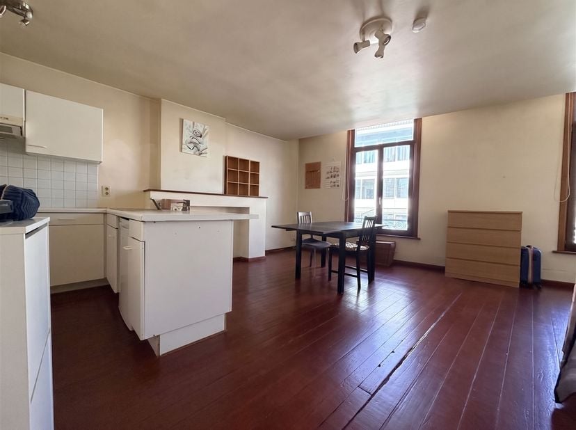 Studio de +/- 35m² situé au 1er étage sans ascenseur d'une résidence de trois appartements, en plein centre ville de Tournai à proximité des écoles.<b