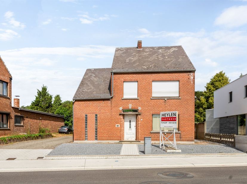 Deze te renoveren 4-gevelwoning biedt heel wat mogelijkheden voor wie op zoek is naar een woning met ruimte, een garage en een uitzonderlijk grote tui