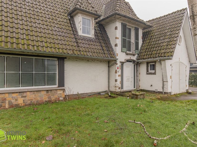 Statige villa met uitzonderlijk potentieel op toplocatie in Berlare<br />
Ontdek deze karaktervolle te renoveren villa op een ruim perceel van maar l