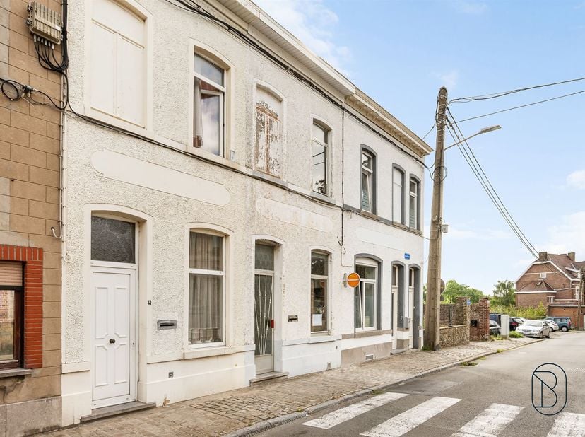 Te renoveren huis, ideaal gelegen in het centrum van Lessines, vlakbij winkels, scholen, het station en de A8.<br />
<br />
Het bestaat uit een woon