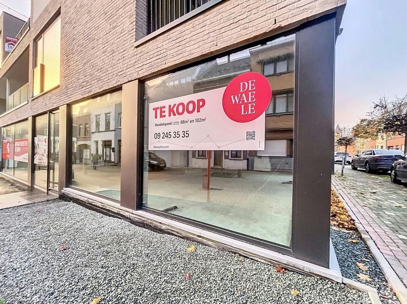 Ces espaces commerciaux à vendre sont situés dans la nouvelle résidence moderne Victoria, à l'angle de la Brouwerijstraat et de la Drie Sleutelstraat