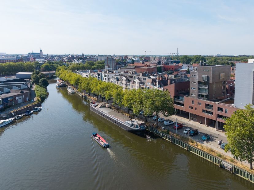 Situé dans un cadre unique et paisible, cet appartement lumineux offre une vue magnifique sur la Dijle et la ville de Malines. Vous vous trouvez en mê