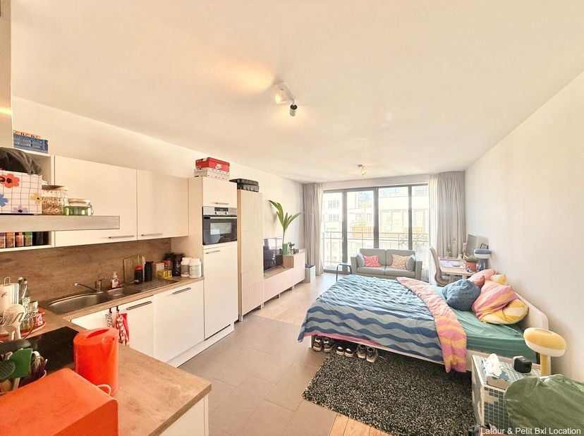 AUDERGHEM - Gelegen nabij het metrostation Hankar, winkels en alle voorzieningen, modern STUDIO van 35 m² met terras. Gelegen op de 4e verdieping, bes
