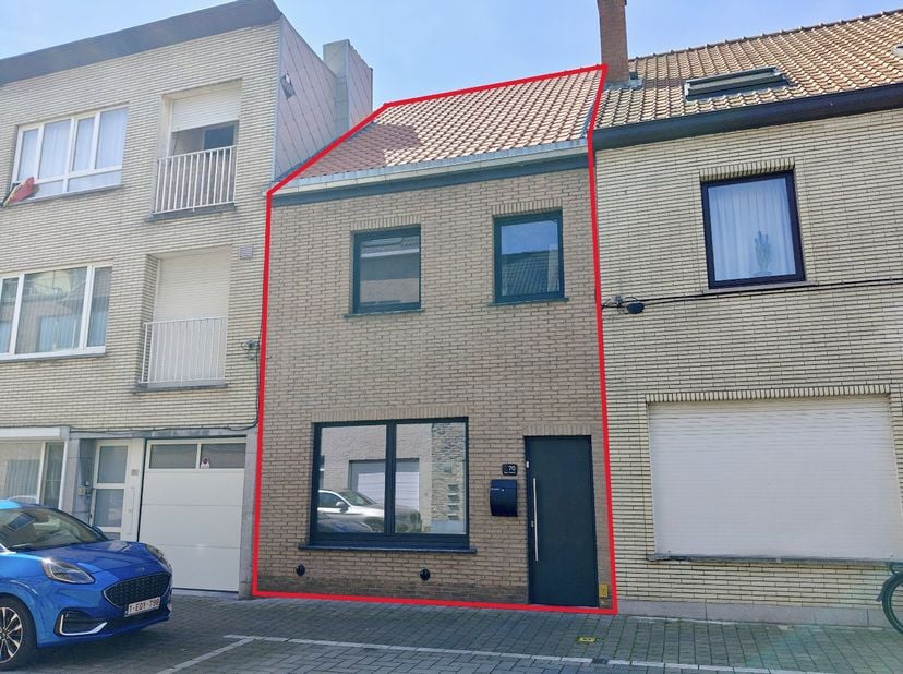 Bent u op zoek naar een verzorgde en energiezuinige woning op een uitstekende locatie? Dan is deze charmante gezinswoning absoluut een bezoek waard.<b