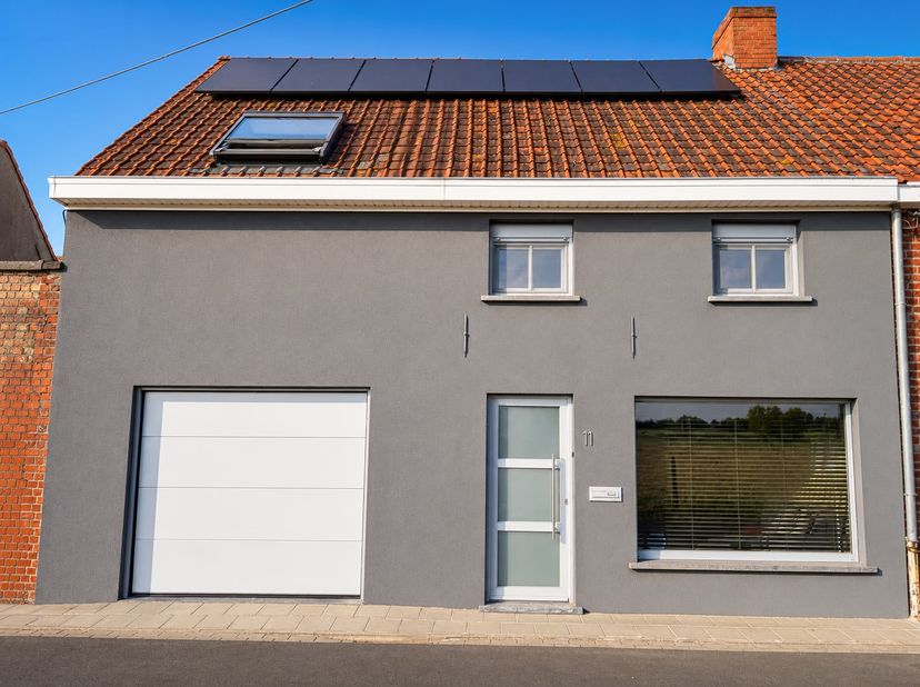 Instapklare woning met 4 slaapkamers en dubbele garage<br />
<br />
Op zoek naar een instapklare gezinswoning in een rustige buurt? Deze volledig gere