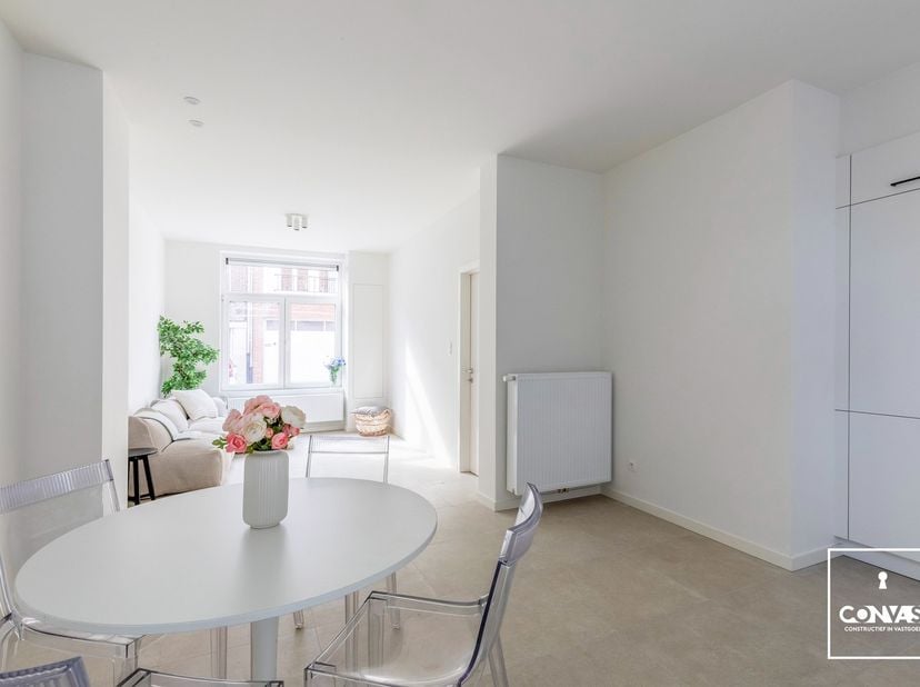 Deze volledig gerenoveerde woning met drie ruime slaapkamers is gelegen op fietsafstand van het Gentse stadcentrum (2,5km).<br />
<br />
Via de inkomh