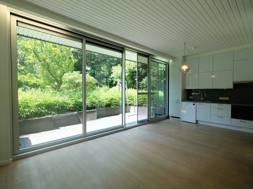 Dit lichtrijk gelijkvloers appartement maakt deel uit van een verzorgde residentie, met openbaar vervoer, winkels, horeca en andere voorzieningen op w
