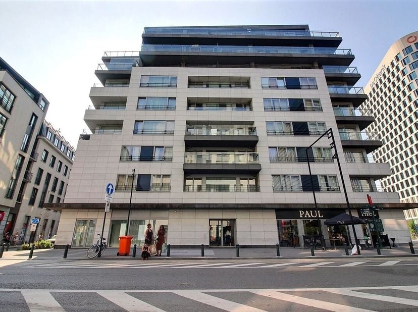 À proximité de la place De Brouckère et de la place Rogier, superbe appartement de +/- 80 m² idéal pour un investissement ou une première acquisition,