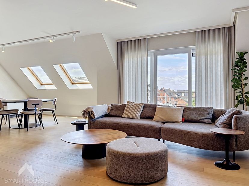 Dit ruime en gerenoveerde appartement met 3 slaapkamers is gelegen op een toplocatie in Torhout. Het appartement bevindt zich op de tweede verdieping