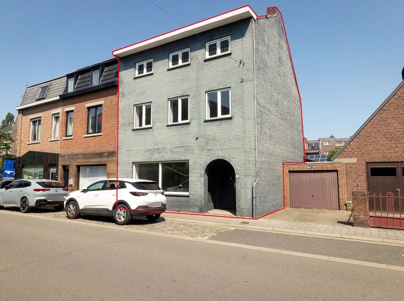HOB MET RUIME LOODS<br />
<br />
In het centrum van Lanaken bevindt zich deze te renoveren halfopen bebouwing op een perceel van 6a 12ca. Het eigendom