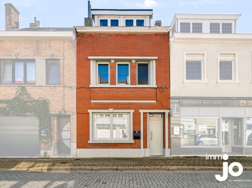 Deze instapklare en goed onderhouden woning is gelegen in Bredene en combineert een praktische indeling met een verzorgde afwerking, drie volwaardige