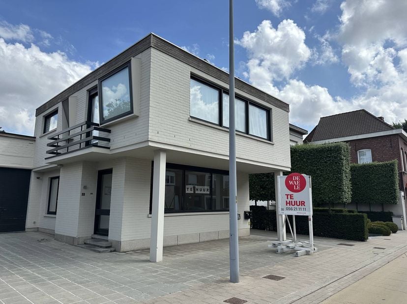 In het hart van Deerlijk bieden wij een instapklare kantoor- of handelsruimte van ca. 70 m² te huur aan. Dankzij de centrale ligging en de mooie visib