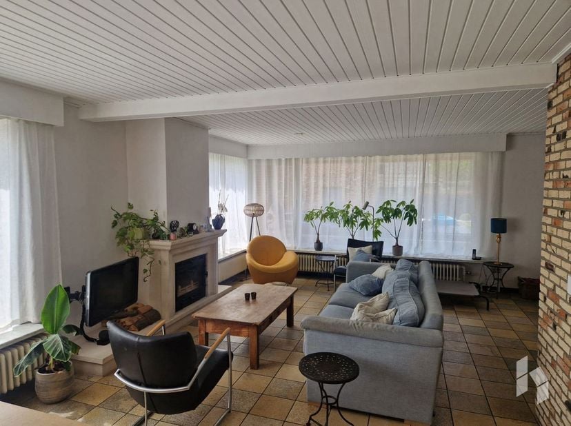 Ruime woning met 5 slaapkamers, een tuin en garage nabij het centrum van Lommel! <br />
BIJZONDERHEDEN:<br />
- Beschikbaar vanaf 15/09/2026<br />
- o