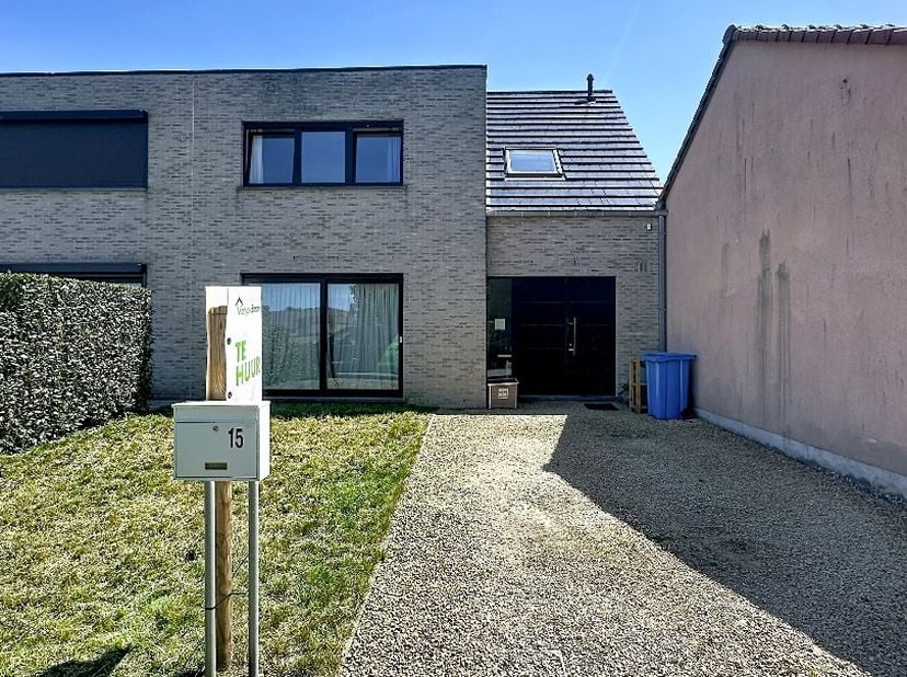 Deze woning bevat op het gelijkvloers: Oprit - voortuin - inkomhal met ingebouwde kasten - apart toilet - ruime woonkamer - open keuken - wasplaats/be
