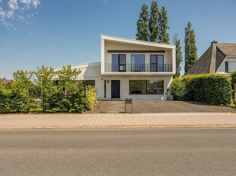 Gelegen aan de Langstraat in Westerlo geniet deze woning van een rustige ligging met een vlotte verbinding naar het centrum, scholen, winkels en belan
