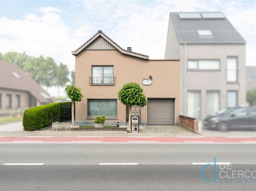 Deze karaktervolle woning heeft gedurende de jaren een mooie make-over gekregen waaronder een recent nieuwe voorgevel met moderne uitstraling. De woni