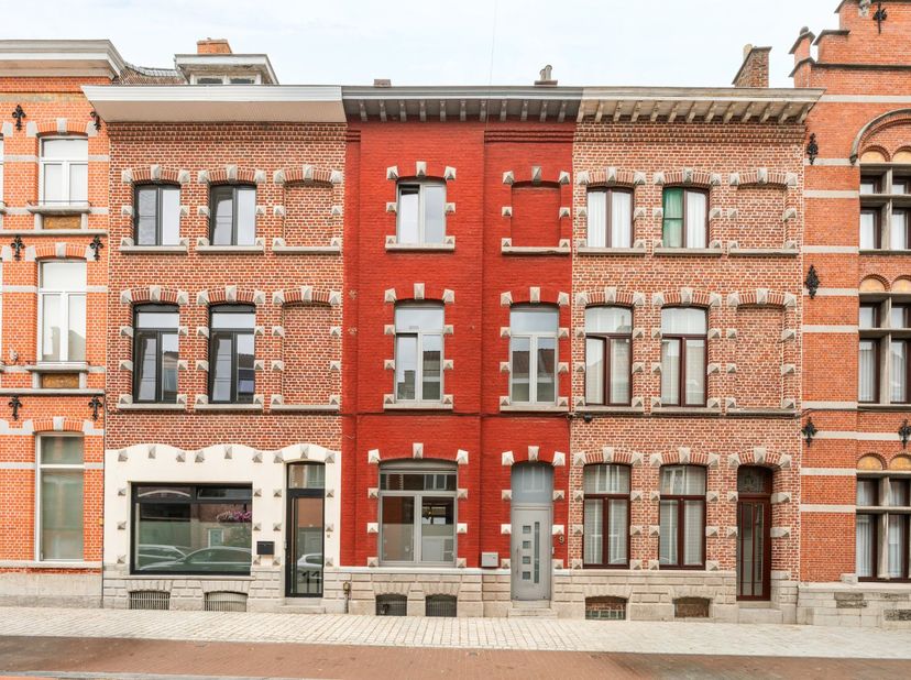 Bent u op zoek naar een eigendom die méér biedt dan een klassieke woning? Dan zal deze uitzonderlijke combinatie van twee naast elkaar gelegen karakte