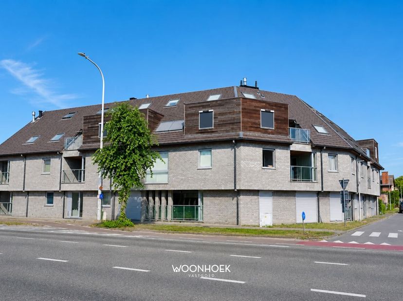 Cet appartement prêt à emménager et économe en énergie, construit en 2015, allie le confort de vie moderne à un agencement pratique et à une belle lum