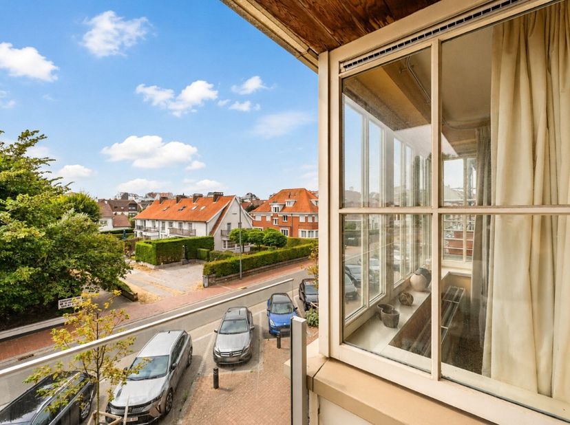 Knokke: Ruim en zonnig appartement met open zicht, 2 slaapkamers en 2 terrassen te koop op topligging in de Koningslaan te Knokke.Bent u op zoek naar