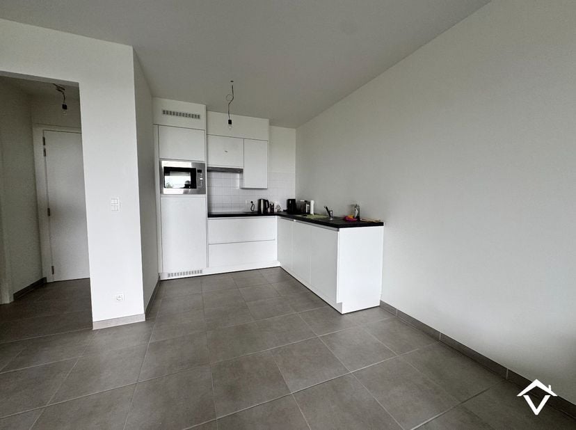 Dit appartement (C2.2) is gelegen op de 2de verdieping in de Residentie Brouwershof te Westrozebeke (Staden) en bestaat uit: inkomhal - toilet - badka