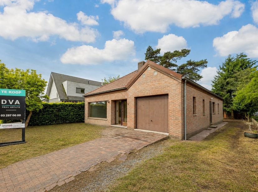 Bent u op zoek naar een woning met karakter, ruimte en tal van mogelijkheden? Dan is deze charmante te renoveren open bebouwing in een rustige residen