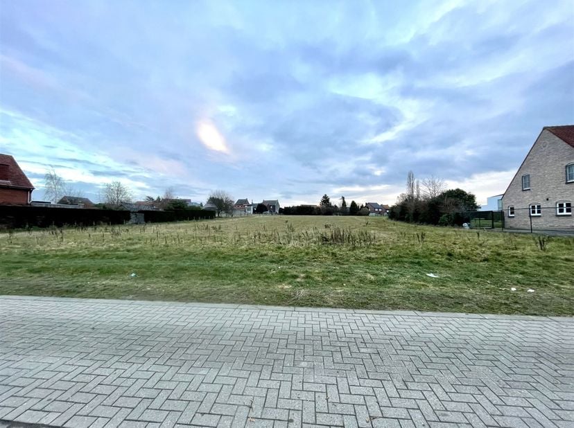 Deze bouwgrond wordt aangeboden door de bouwfirma LivingHome met een nog te bouwen woning. Dit bouwperceel van 10a 59ca  is gelegen in de Heideblokstr