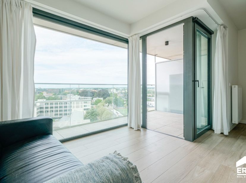 koop: energiezuinige studio in de Kapertoren in Hasselt, centraal gelegen nabij winkels, openbaar vervoer en het station.Deze goed onderhouden studio