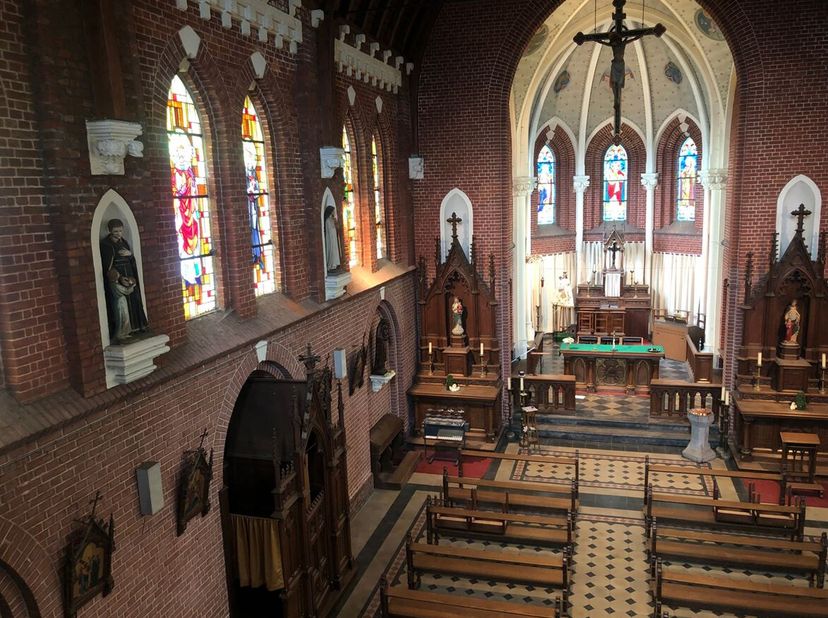 Centraal gelegen kerk in het landelijke Klein-Gelmen.  <br />
Het pand is in goede bouwstaatkundige toestand en behoeft beperkte renovatie.  <br />
De