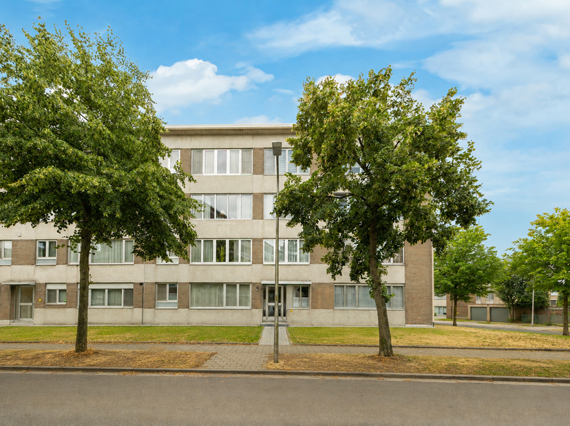 Ruim 3-slaapkamer-appartement met grote tuin en garagebox in de rustige wijk 'Buizegem'. Centraal gelegen in de directe nabijheid van winkels, scholen