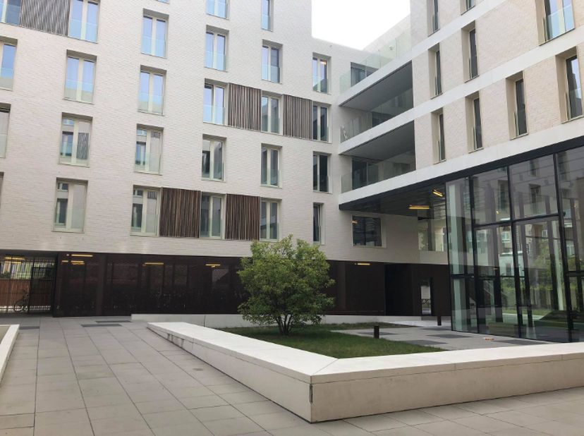 KOT te koop (standaardkamer) in de zeer gegeerde residentie De FLINT. Zeer centraal en toch zeer rustig gelegen in centrum Leuven. Ideale investering
