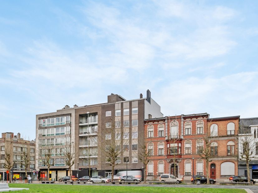 Roeselare-stadskern. Kantoor / praktijkruimte / comm. ruimte van 164m2, onlangs vernieuwd. Grote zichtbaarheid en uitkijkend op het Coninckplein. Idea