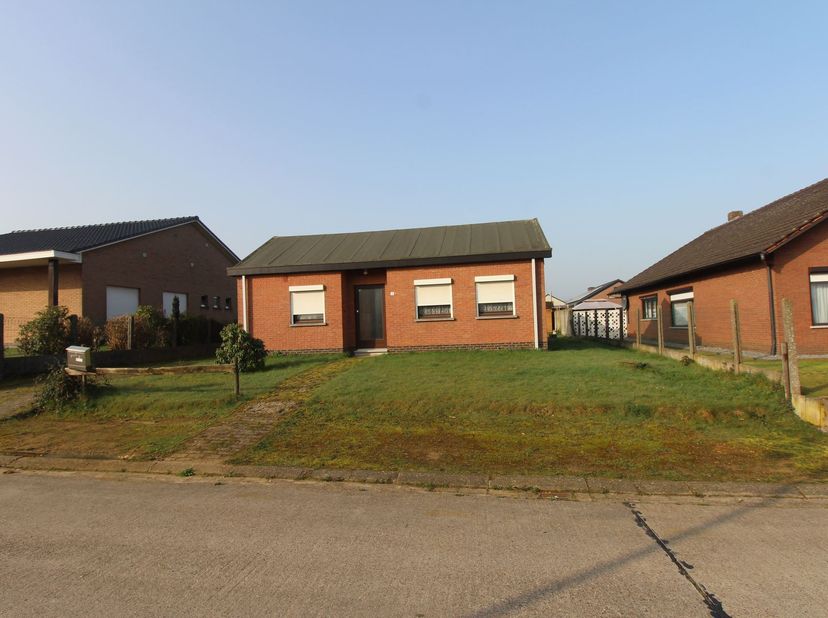 Op te frissen woning, rustig gelegen op een perceel van 6a09ca, Binnenveld 9 te Veerle.<br />
Indeling: inkomhal met gastentoilet, badkamer met ligba