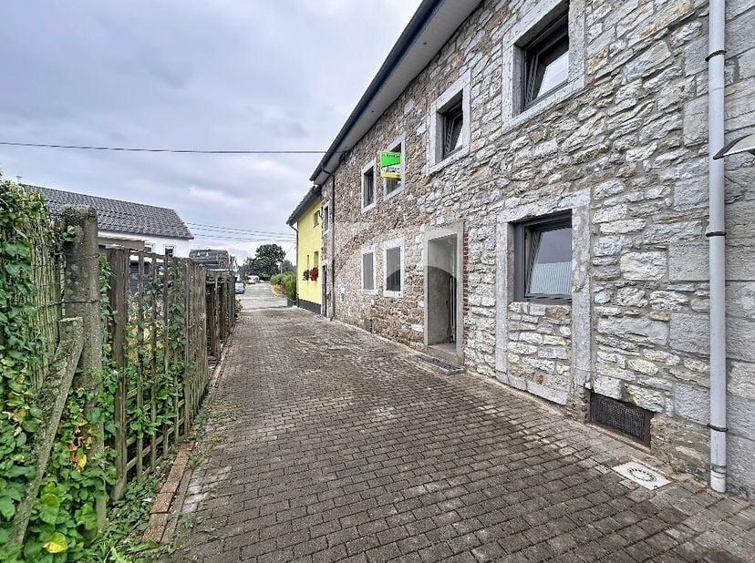 RAEREN Rottstraße, 32-34: À mi-chemin entre le centre du village et les promenades en forêt, cette maison mitoyenne de caractère séduira par son charm