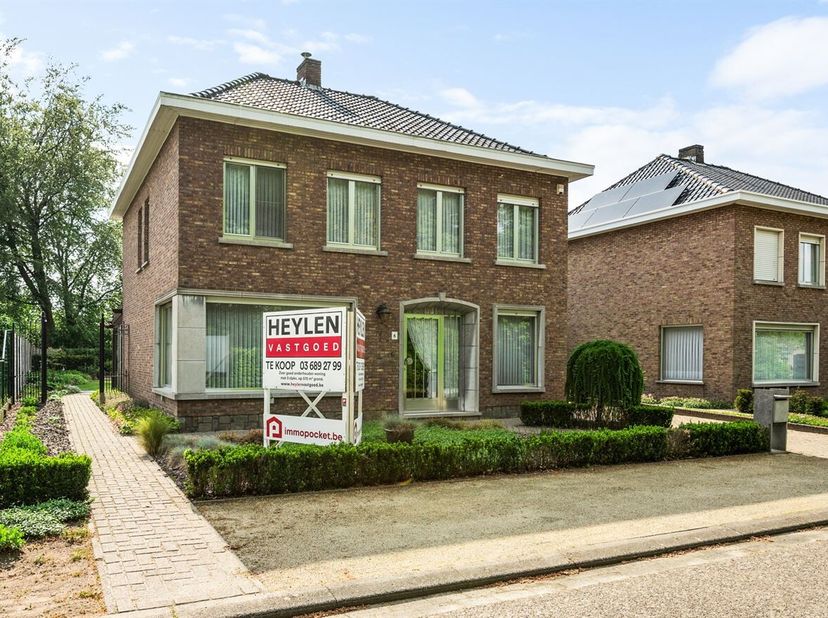 Zeer goed onderhouden woning, instapklaar op fietsafstand van het centrum en scholen en op loopafstand van het openbaar vervoer. <br />
Indeling:<br /
