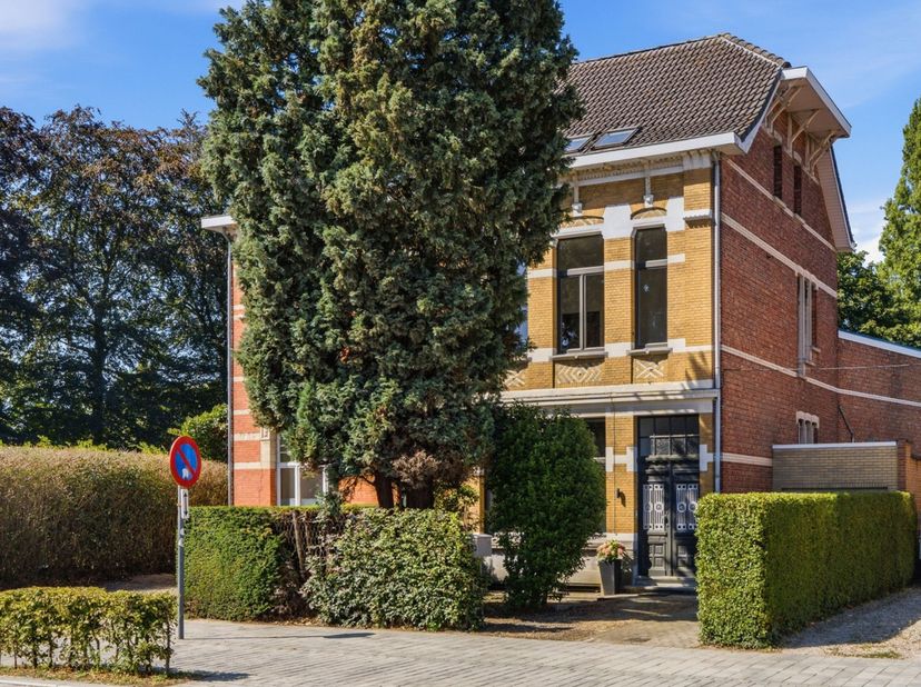 Située au cœur d’Edegem, à distance de marche de la place du marché, des commerces, des écoles et de magnifiques parcs, cette maison de maître unique