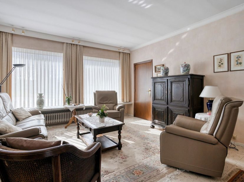 In deze woonwijk te Oostkamp bevindt zich deze verzorgde en instapklare bungalow, ideaal voor wie op zoek is naar comfortabel wonen op één niveau.<br
