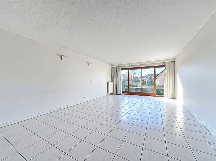 Doorloopappartement gelegen op enkele minuten van het centrum van Sint-Idesbald.&amp;nbsp; Indeling: inkomhal, living met eetkamer, terras aan voorzijde,