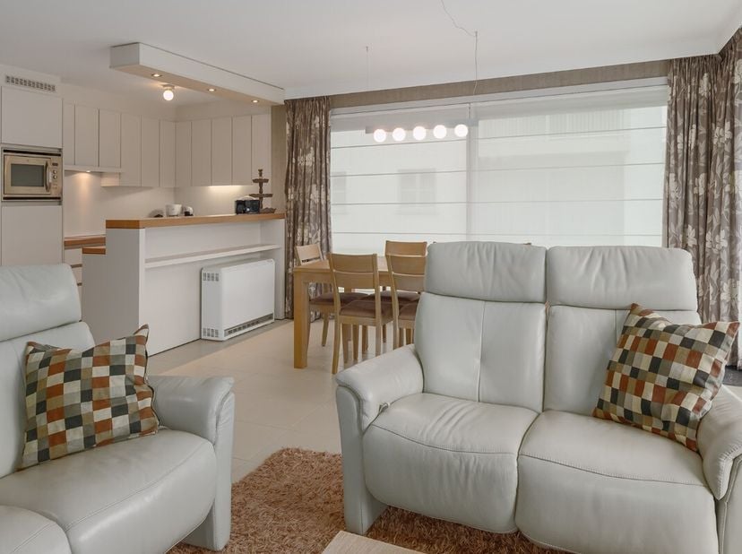 Ervaar alle comfort in dit ruime gelijkvloerse hoekappartement met twee slaapkamers, groot zonneterras en mooie tuin. Gelegen aan de rand van het park