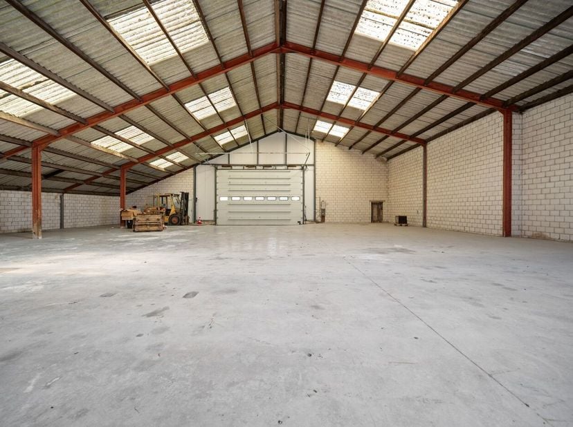 Deze te renoveren woning is gelegen in Hoegaarden en is een ideaal project voor mensen die wonen en ruimte willen combineren. De bewoonbare oppervlakt