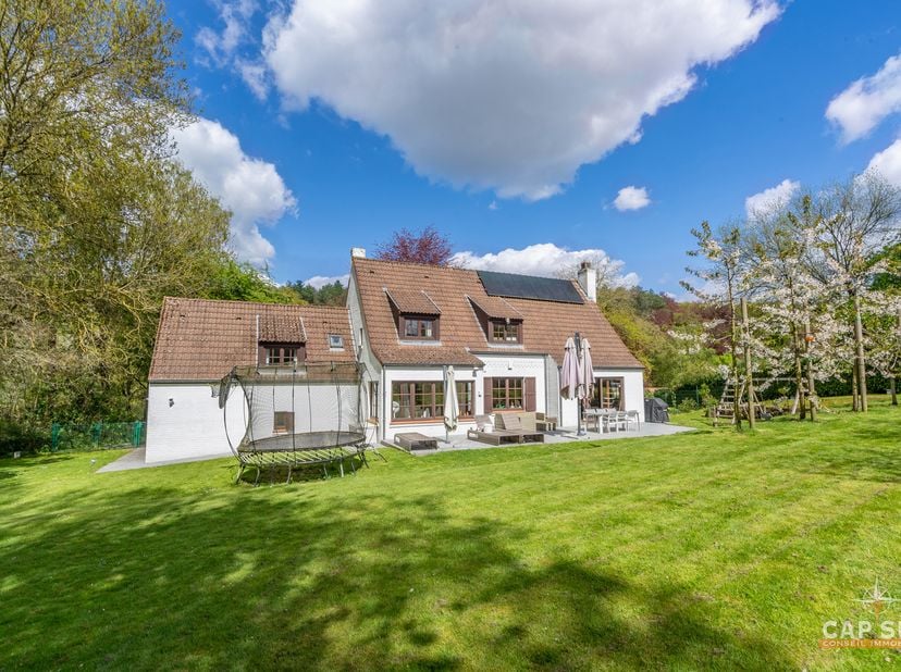 Lasne - A la lisière du bois de Couture-Saint-Germain, CAP SUD vous propose cette magnifique villa de 308 m2 sur un terrain de fond de 30a88ca.<br />