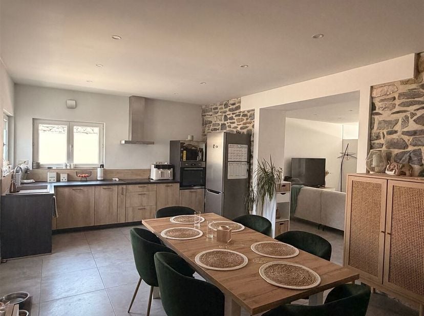 Prachtig appartement met terras en garage, gelegen op de begane grond van een wooncomplex met twee appartementen, dicht bij alle voorzieningen en op 5
