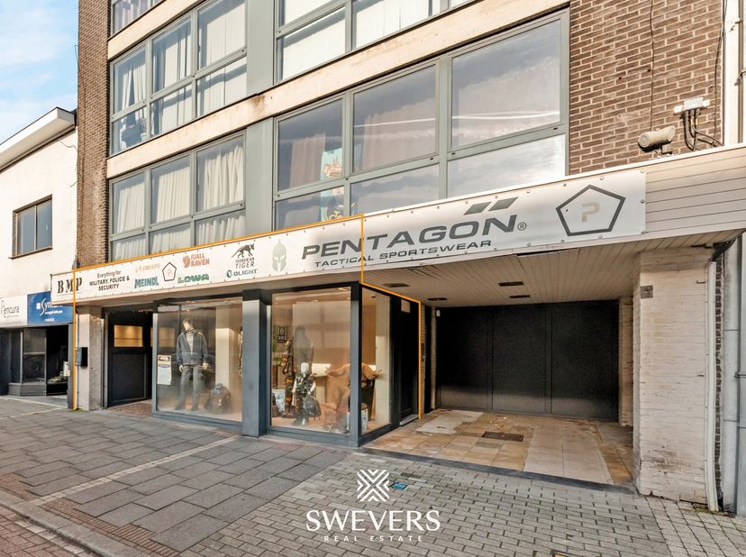 Voor meer info en foto’s, surf naar www.swevers.be – In het hart van Leopoldsburg wacht dit veelzijdige handelspand op een nieuwe invulling. Ruime ope