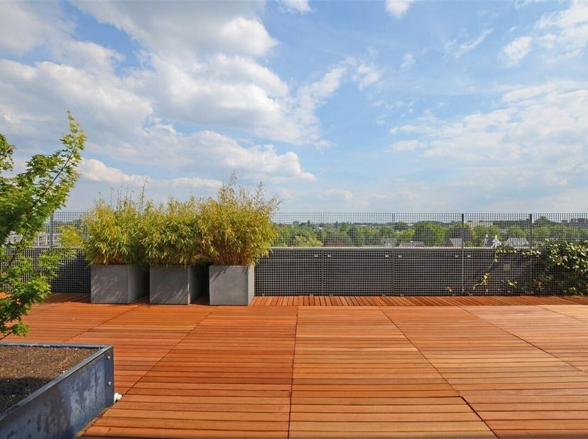Dit exclusieve penthouse, gelegen op de achtste verdieping, werd volledig gestript en heringericht in ±2007-2008 met focus op ruimtebeleving en duurza