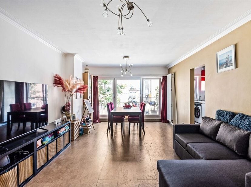 Dit gezellige appartement is gelegen op de eerste verdieping van een kleinschalig gebouw (zonder lift) in de Baron Leroystraat en combineert het beste