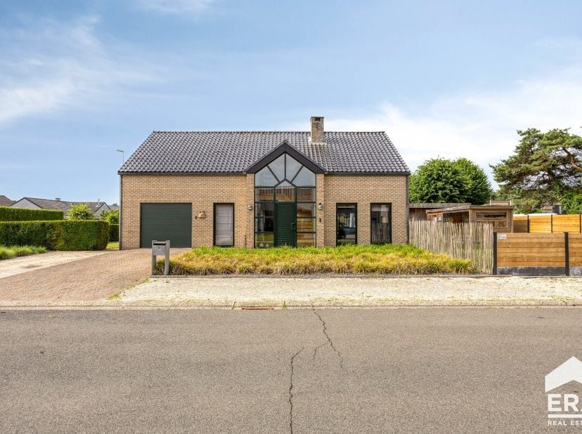 Energiezuinige en instapklare gezinswoning te koop in Lommel! Heeserbergen: Lichtrijke gezinswoning (195m²) met 3 slaapkamers op 583m². Troeven: Heel